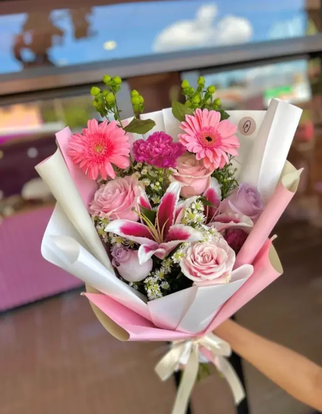 Amor Incondicional – Ramo de gerberas, rosas, claveles, lirio y flores de complemento.