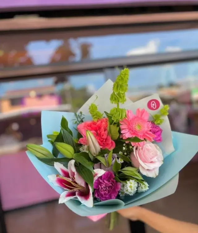 Cielo Bouquet – Ramo con lirio, clavel, rosas, gerberas y follaje.