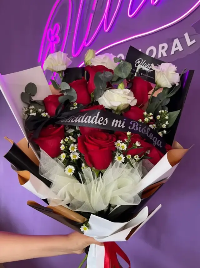 Ciencia y Amor – Arreglo de rosas, lisianthus, follaje, listón personalizado, tela decorativa y papel coreano.