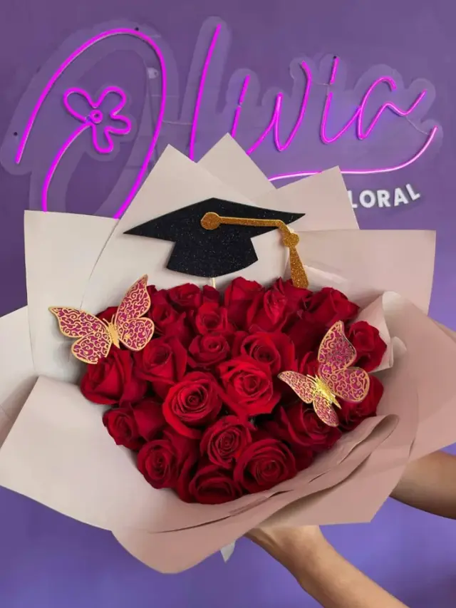Corazón Graduado – Ramo de rosas rojas con mariposas decorativas y birrete.