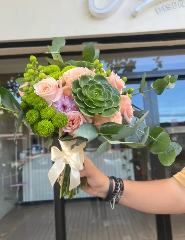 Bouquet Green Salmon – Bouquet de rosas salmón, suculenta, crisantemo verde, hypericum y eucalipto.