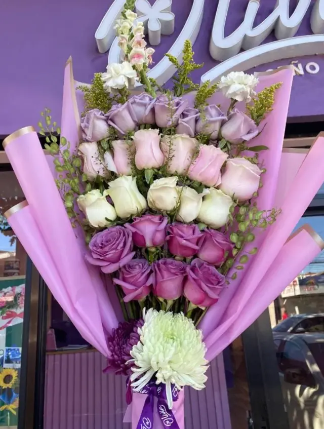 Purple Bouquet Talla XL – Ramo talla XL de rosas en tonos pastel, crisantemos y claveles con follaje.