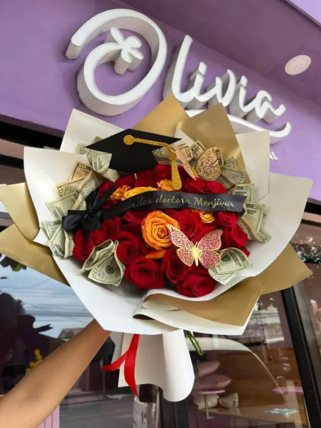 Rojo Triunfante – Arreglo de rosas con mariposas, birrete y listón personalizado. Incluye materiales para billetes.