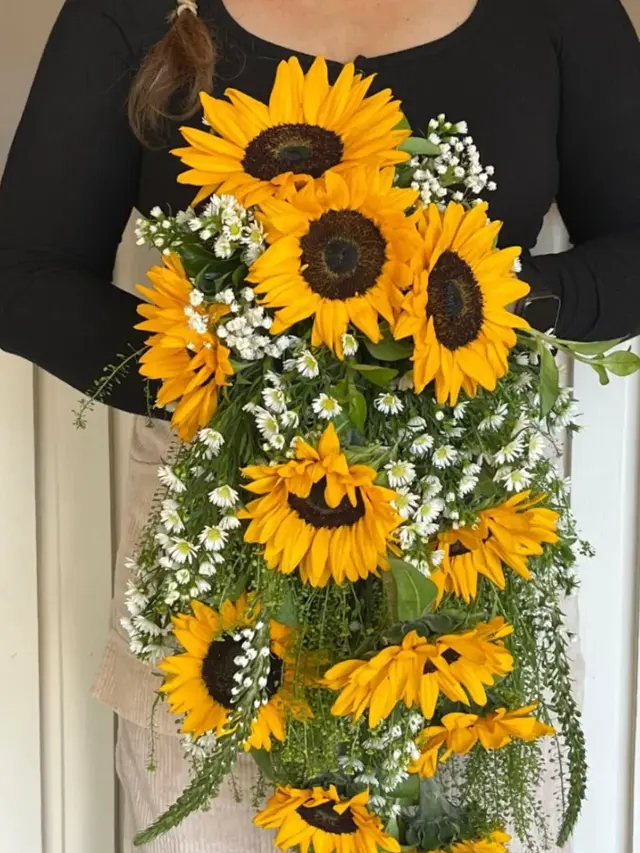 Bouquet Sol de Novia – 10 girasoles combinados con lisy, green coi y montecasino blanco.
