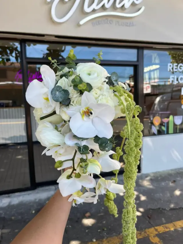 Bouquet Sueño de Novia – 5 rosas véndela, 5 ranúnculos blancos, 3 minirosas, orquídeas, amaranthus y eucalipto.
