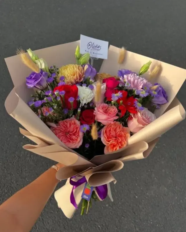Tutti Frutti Bouquet – Ramo talla L con mix de flores del día en tonos primaverales.