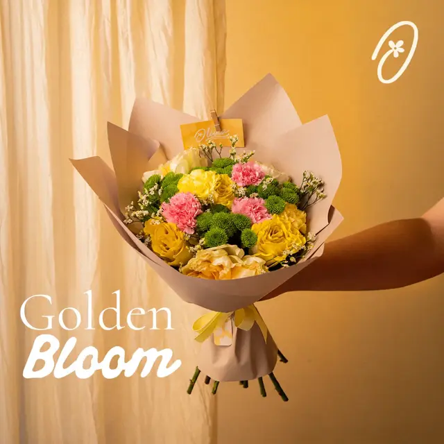 Golden Bloom – Ramo de rosas amarillas, claveles rosados y pompones verdes en papel kraft.
