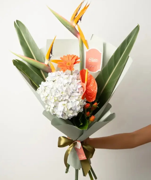 Tropical Bouquet – Ramo de hortensia, aves del paraíso, anturio naranja y mini rosas.